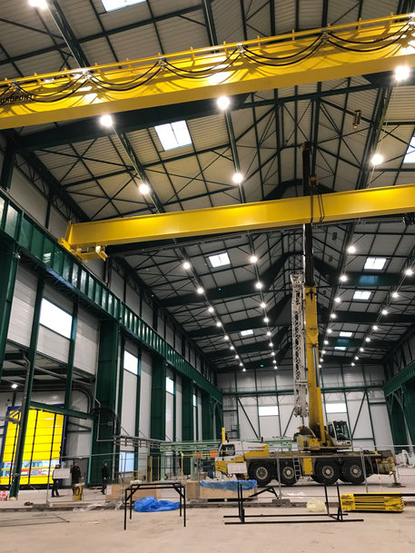 A 40 tonne overhead crane with a span of 34 meters for handling single moulds